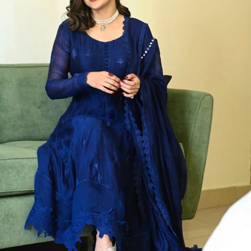 Agha Noor used size small